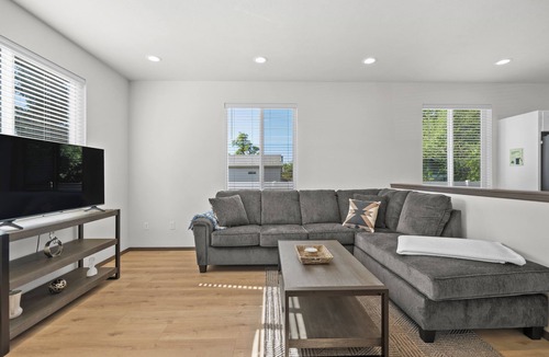 Logan House | Clean 2 Bed Bungalow, Free Parking, Fast WiFi, Near GU