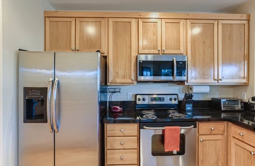 Five Oaks Condo | Clean and comfortable condo near Nike, Intel and train station.