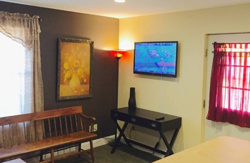 Waverly Apartment | CLEAN, COMFORTABLE and QUIET
