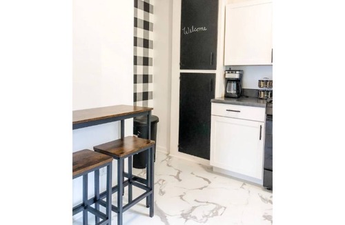 Midtown House | Clean, Comfortable, Close to Schools and Hospital.