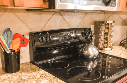 Meridian House | Clean, Comfy, and Cozy Near Everything! (Family and Dogs Friendly:)