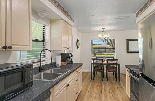 Rockledge House | Clean & Cozy! USSSA, Iceplex, Viera, Cocoa Beach, Cruises and Beaches nearby!