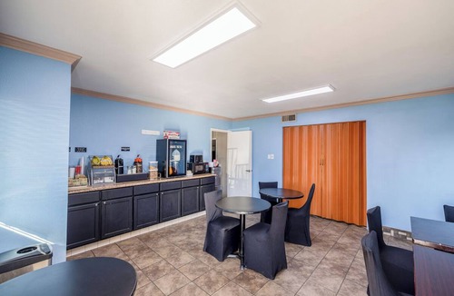 Barstow Hotel | Clean Junior Room with Queen Bed Along Route 66 - Perfect For Road Trips