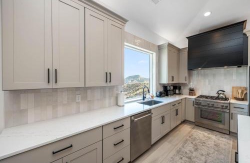 Toquerville House | Cliffside Modern Villa - Hot Tub Stunning Views