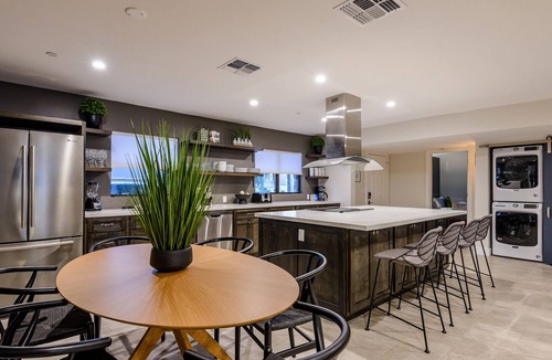 Entertainment District House | Closest Walk to Old Town, Entertainment District