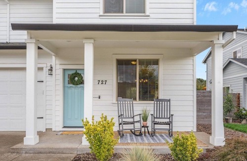 Dundee House | Cloud Wine Cottage · Charming Wine Retreat w/Kid + Dog Perks