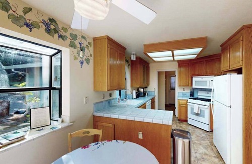 Cloverdale House | Cloverdale 3BR hillside lodge on 7 acres with hot tub & wave pool