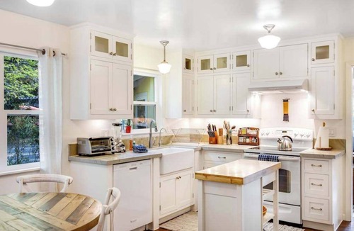 Cloverdale House | Cloverdale Dog-Friendly Creekside Retreat with Firepit