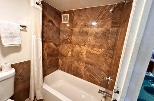 South Richmond Hotel | Cloverleaf Motel Richmond Near Turnpike