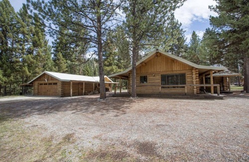 Darby Cabin | Coal Creek Mountain Lodge PREMIER mountain lodge with beautiful scenic views!