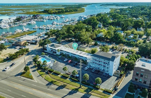Airlie Condo | Coastal Comfort at The Waterway: Studio with Pool & Dining Nearby!