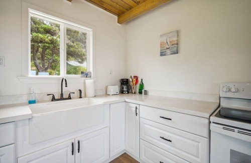 Timber Cove House | Coastal Cottage Jenner with Stunning Views! Pet-Friendly, Remote and Private