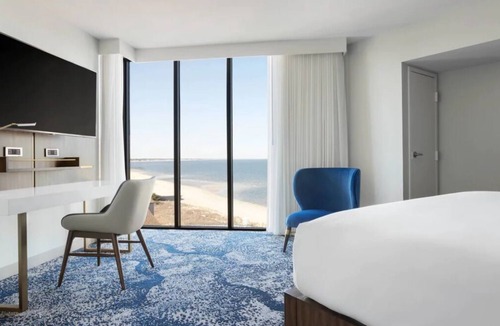 Northeast Virginia Beach Hotel | Coastal Getaway! 2 Comfortable Units, Pool, Near Virginia Beach Fishing Pier