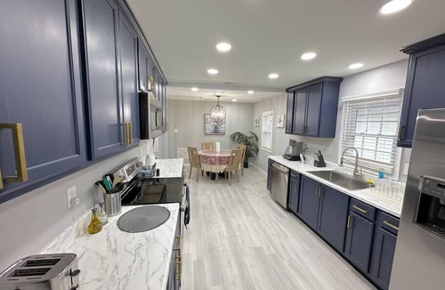 Issue House | Colonial Beach Cottage, 7 minutes walk to beach!