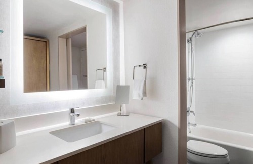 Northeast Virginia Beach Hotel | Comfort and Convenience! Onsite Pool, Close to Cape Henry Lighthouse