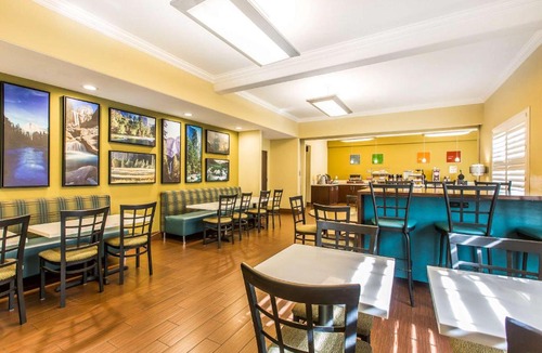Raisin Hotel | Comfort Suites Fresno River Park