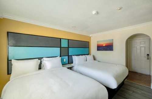 Victorville Hotel | Comfortable 2 Queen Beds w/Microwave Near Local Dining