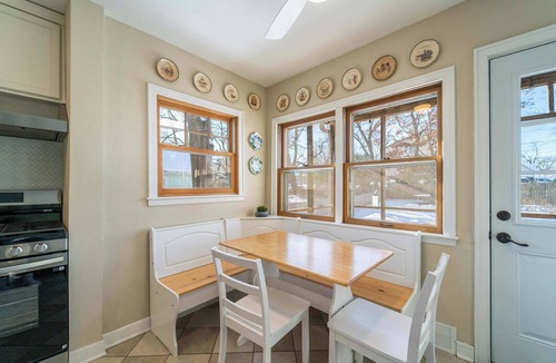 Ames House | Comfortable 5BR Ames Stay Close to Campus