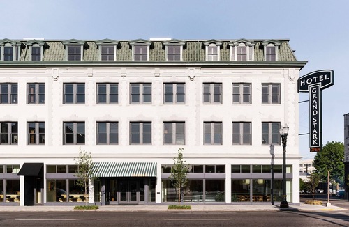 Buckman Neighborhood Apartment | Comfortable Grand King Room: Pet Friendly Stay, Walk to Grand Amari