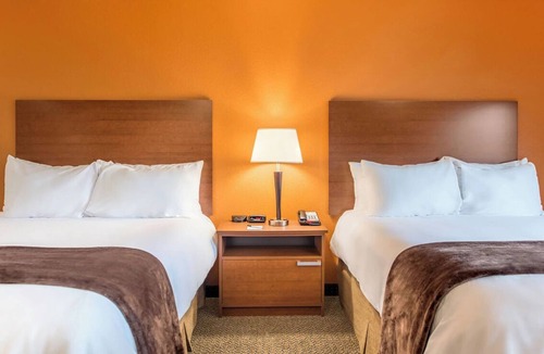 North Las Vegas Hotel | Comfortable Room with Full Kitchen and Parking!