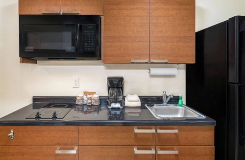 West Valley City Hotel | Comfortable Stay w/Pet-Friendly Room and Kitchen Near Maverik Center