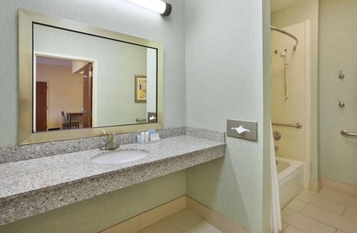 South Bend Hotel | Comfortable Suite w/Complimentary Hot Breakfast