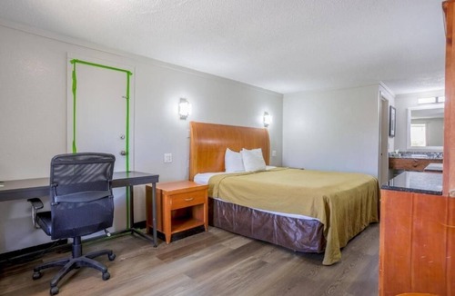 Richmond Hotel | Comfortable Two-Room Stay for Leisure or Work near Attractions with Free Parking