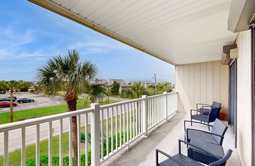 Edisto Island Condo | Comfortable Villa near the Beach w/Balcony, WiFi, Washer/Dryer & Shared Pool