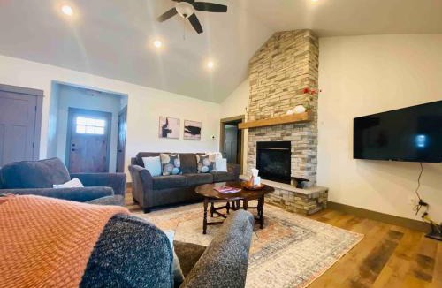 Corvallis House | Comfy 4 Bdrm House with Air Conditioning