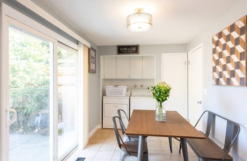 Bull Mountain Apartment | Comfy & Bright 2BR Flat W/Fenced Yard Near Washington Square
