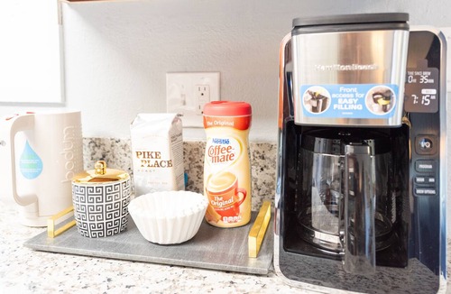Bull Mountain Apartment | Comfy & Bright 2BR Flat W/Fenced Yard Near Washington Square