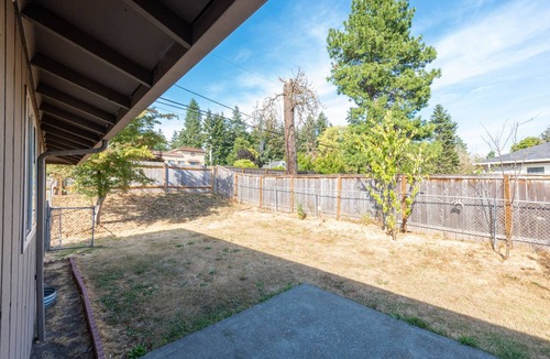 Bull Mountain Apartment | Comfy & Bright 2BR Flat W/Fenced Yard Near Washington Square