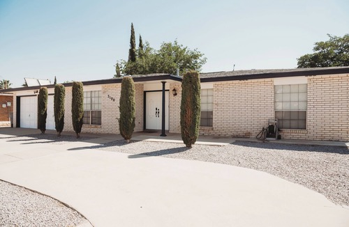 Pebble Hills Park House | Comfy Casita, centrally located, pool, game room, sleeps 10!