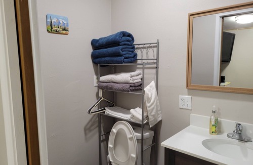 Rosemont West House | Comfy Central Studio Guesthouse