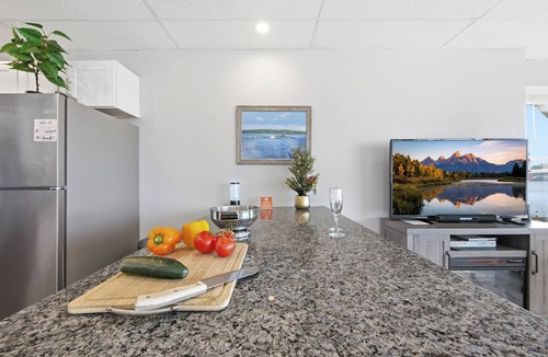 Conning Towers Nautilus Park Apartment | Comfy Waterfront Walkout! Enjoy your own private terrace overlooking the Thames!