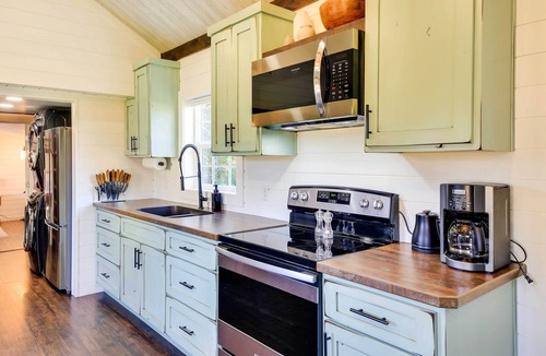 Bonners Ferry Cabin | Contemporary Cabin w/Mountain Views & Deck
