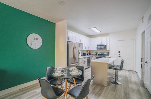 Glendale Sports and Entertainment District Apartment | Contemporary Condo at Westgate | Pool, Gym & W/D
