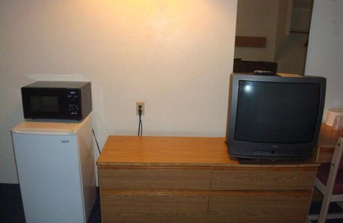 Lake Havasu City Hotel | Convenient Room for Budget Travelers Near Lake Havasu Park, w/Free Parking