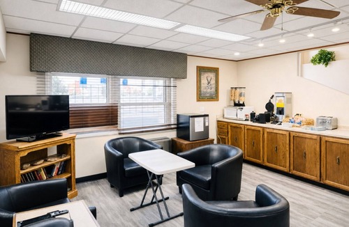Forsyth Hotel | Conveniently Located Near City Highlights for a Relaxing Retreat