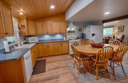 Pinetop-Lakeside Cabin | Cool Vintage Lake Cottage:Firepit, Kayaks, Bikes, horseshoe pit, outdoor movies