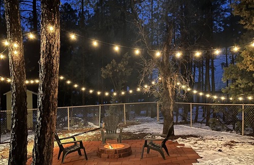 Pinetop-Lakeside Cabin | Cool Vintage Lake Cottage:Firepit, Kayaks, Bikes, horseshoe pit, outdoor movies