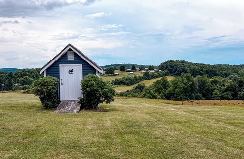 Fancy Gap Cottage | Coraline’s Cabin on the Blue Ridge Pkwy - cozy cottage w/a beautiful view.