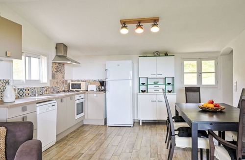 Cervione Apartment | Cosy apartment for 6 people with A/C, WIFI, TV, patio, pets allowed and panoramic view