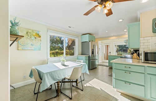 Vancouver House | Cottage near Vancouver Lake! Cozy, Clean, & Comfortable w/new Pickleball Court!