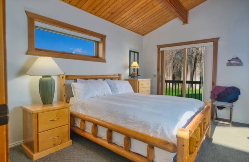 Swan Valley Apartment | Cottonwood cabin next to Pond