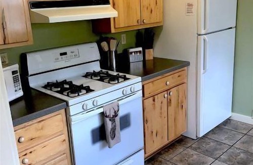 Cody House | Cottonwood Cottage- Walk to historic Downtown Cody, private yard