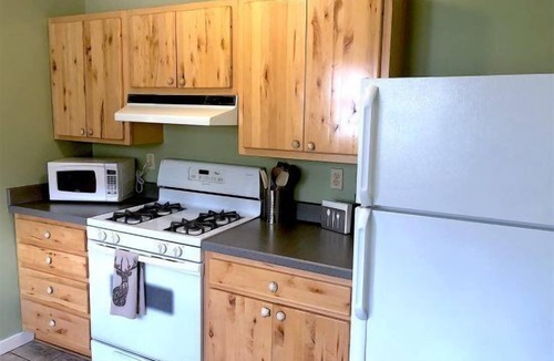 Cody House | Cottonwood Cottage- Walk to historic Downtown Cody, private yard