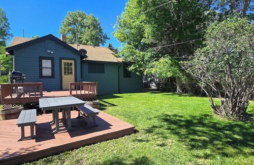 Cody House | Cottonwood Cottage- Walk to historic Downtown Cody, private yard
