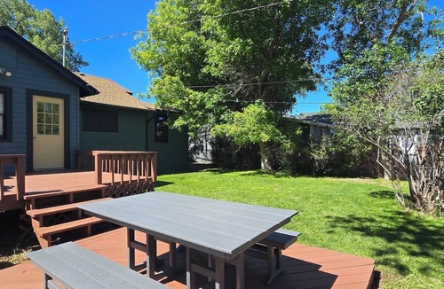 Cody House | Cottonwood Cottage- Walk to historic Downtown Cody, private yard