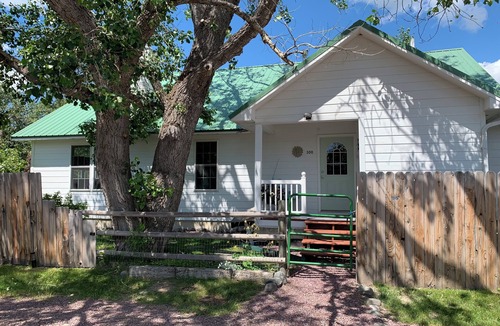 East Glacier Park Village House | CottonwoodCottage- Upgraded, spacious house and yard with Mountain View